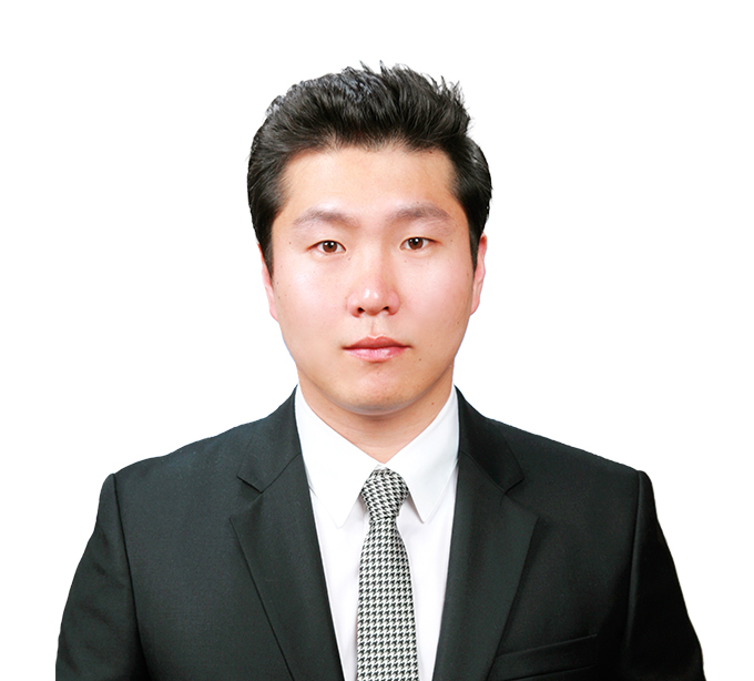 까만정장과 흰셔츠 까만도트무늬의 흰 넥타이를 맨 스포츠머리의 형사가사센터장 김준영 변호사