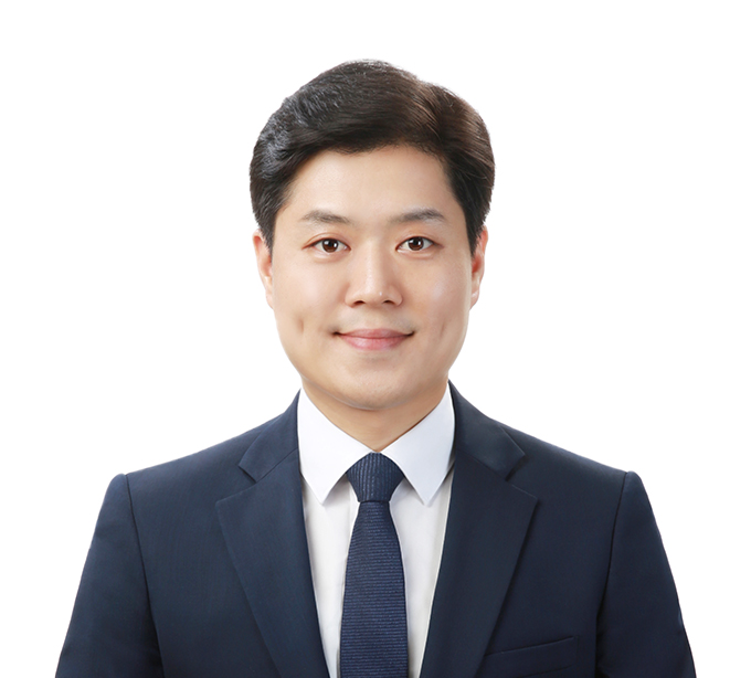 진한 파란색 정장을 입고 같은색의 넥타이를 한 남명진 변호사의 상반신 정면사진