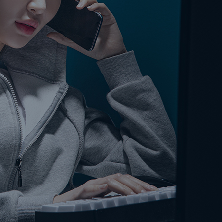 보이스피싱 업무분야를 상징할수있는 여성이 컴퓨터 앞에서 전화를 받고있는 사진
